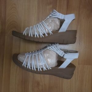 Baretraps Cagney Strappy White Comfort Wedge Heels Sandals Sz 8M